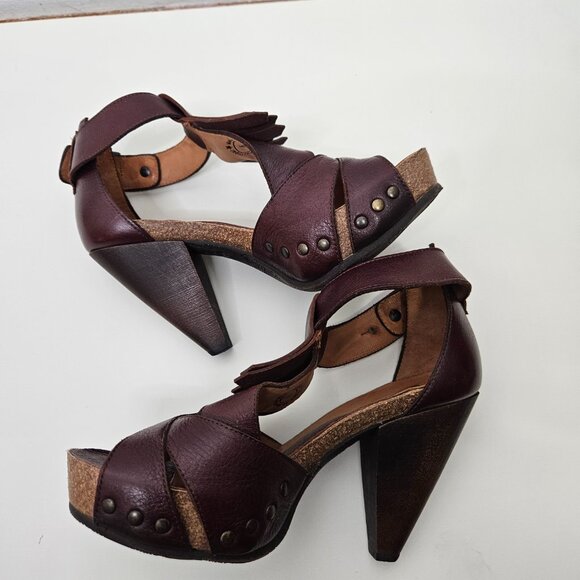 John Fluevog Rules Goodall Platform Sandals Sz 6 Dallas Brown T-strap Fringe - Picture 9 of 13
